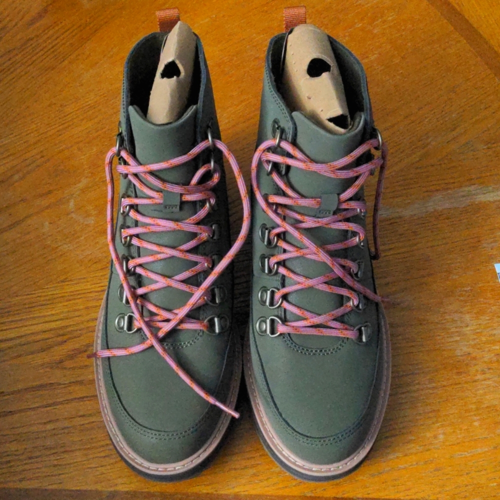 NWT. Teva midform boots